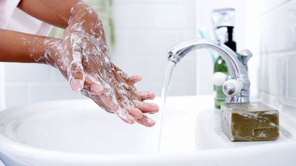 lavar as mãos para evitar vermes