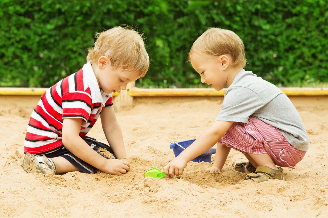 crianças são infectadas com vermes na caixa de areia