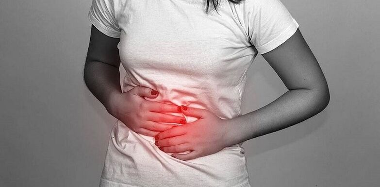 dor abdominal como sintoma da presença de parasitas no corpo
