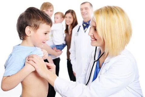 médico examina uma criança com vermes